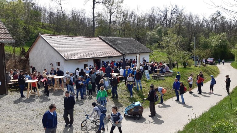 Reges Treiben beim Weinwandertag in Wetzdorf, &copy; Ingrid Schwarz