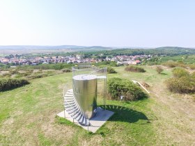Aussichtsturm in R&ouml;schitz mit Blick auf das Dorf und die umliegende Landschaft.