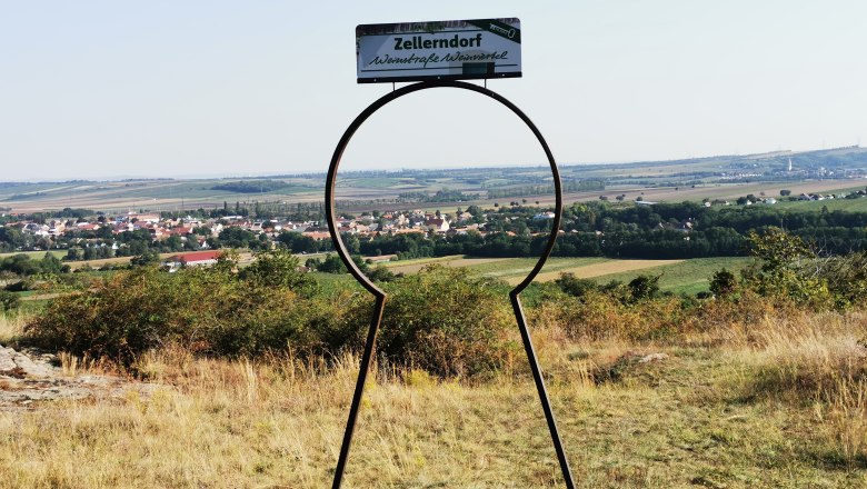 Blick auf Zellerndorf durch eine schl&uuml;sself&ouml;rmige Metallskulptur.