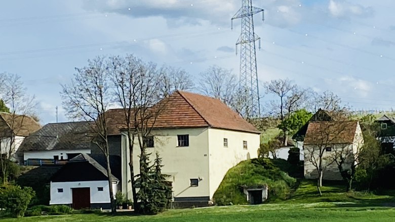 L&auml;ndliche Szene mit H&auml;usern und Strommast im Weinviertel.