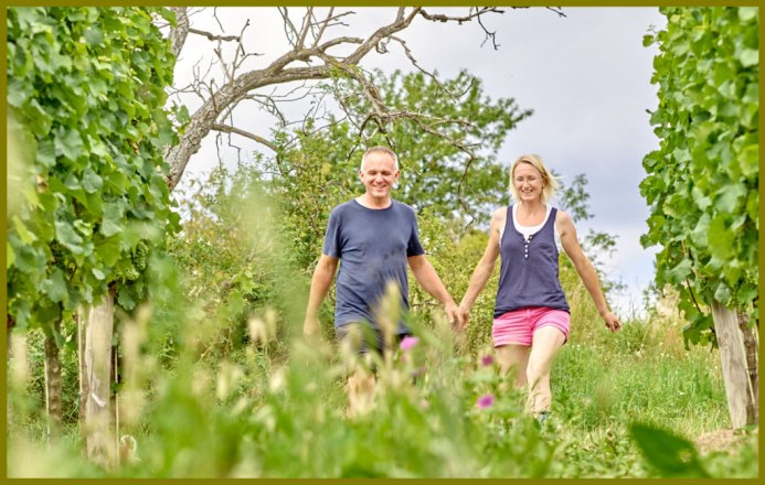 Rosi & Karl Hindler im Weingarten, &copy; Weingut Hindler