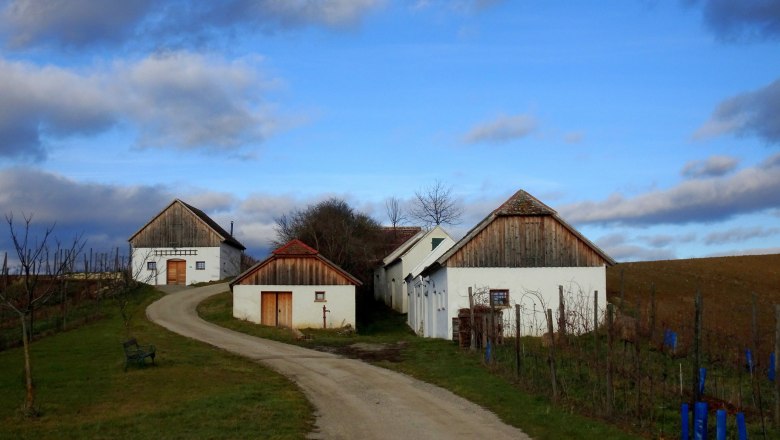 Weinkeller in einer ländlichen Landschaft mit blauem Himmel und Wolken.