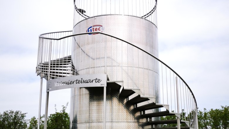 Metallische Aussichtswarte mit Wendeltreppe im Freien.