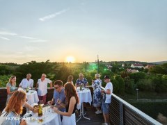 Weinverkostung bei Sonnenuntergang - Althof Retz, &copy; Althof Retz