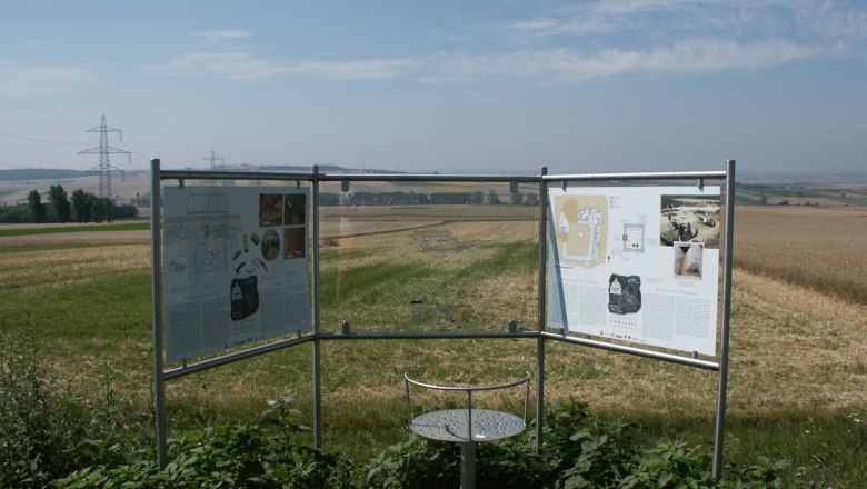 Informationstafel über die Kelten in einer ländlichen Landschaft.