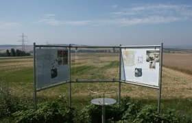Informationstafel über die Kelten in einer ländlichen Landschaft.