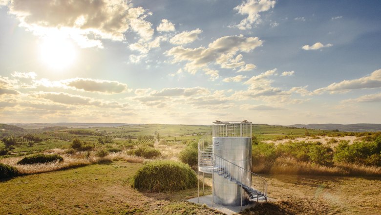 Aussichtsturm im Weinviertel mit Blick auf die Landschaft bei Sonnenuntergang.
