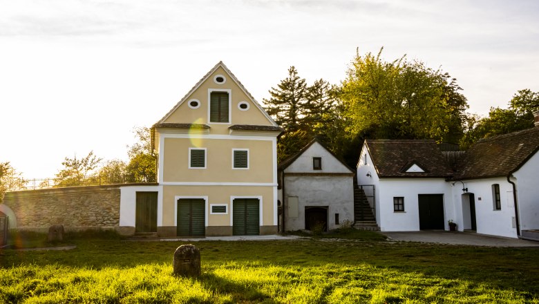 Traditionelle Geb&auml;ude in der Sitzendorfer Kellergasse bei Sonnenuntergang.