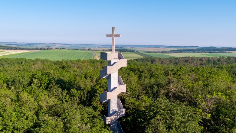 Aussichtsturm Europawarte in einem Waldgebiet mit weitem Blick über die Landschaft.